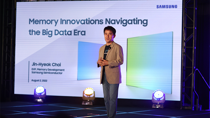 2일(현지시간) 미국 산타클라라 컨벤션센터에서 열린 '플래시 메모리 서밋 2022(Flash Memory Summit)'에서 삼성전자 메모리사업부 솔루션개발실 최진혁 부사장이 '빅데이터 시대의 메모리 혁신(Memory Innovations Navigating the Big Data Era)'을 주제로 기조 연설을 하고 있다.