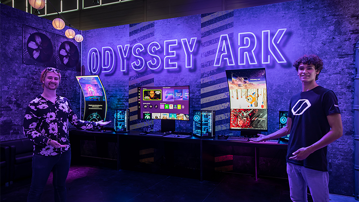 독일 쾰른에서 개최되는 게임스컴 2022 삼성 전시장 '오디세이 시티'에서 삼성전자 모델이 '오디세이 G65B'를 소개하고 있다.