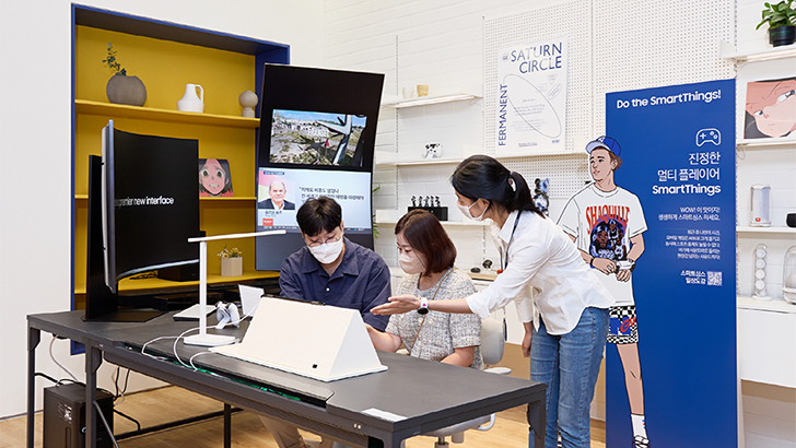 삼성전자가 다양한 멀티 디바이스 경험을 매장에서 직접 확인해볼 수 있는 '스마트싱스' 체험공간을 주요 매장에 선보인다고 18일 밝혔다. 서울 강남구에 위치한 삼성 디지털프라자 강남본점의 스마트싱스 특화 체험존의 모습