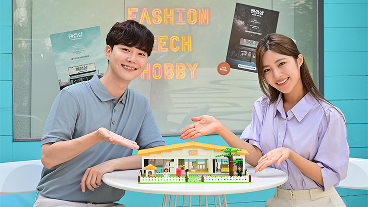 삼성전자 모델이 서울 성수동에 위치한 공간 와디즈에서 '삼성 신혼가전 굿즈'를 선보이고 있다.