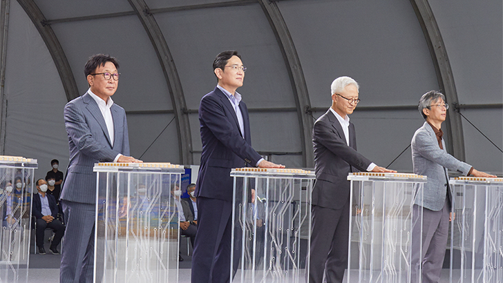 19일 삼성전자 기흥 반도체 R&D단지 기공식에 참석한 이재용 부회장(왼쪽에서 두번째)의 모습. 사진 왼쪽부터 정은승 DS부문 CTO, 이재용 부회장, 경계현 DS부문장, 진교영 삼성종합기술원장경계현 DS부문장, 진교영 삼성종합기술원장