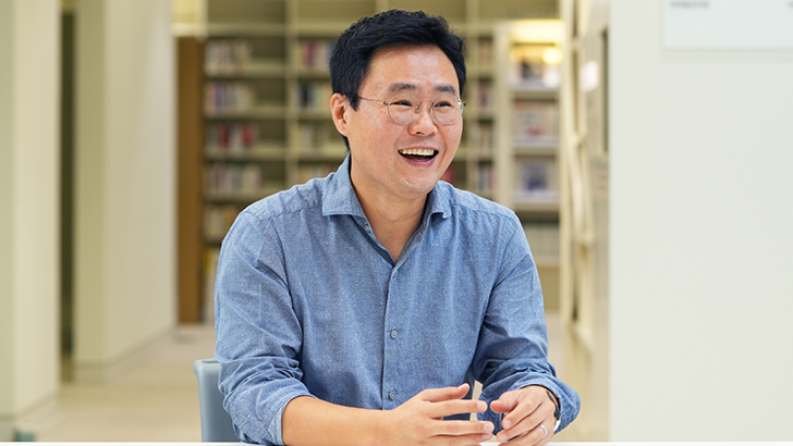 삼성전자와 아주대학교가 공동 개발한 초경량·초박형 인공근육 구동기에 관한 연구 논문이 세계적 학술지인 '네이처 커뮤니케이션스(Nature Communications)'에 최근 게재됐다. 사진은 연구에 참여한 삼성전자 신봉수 연구원.