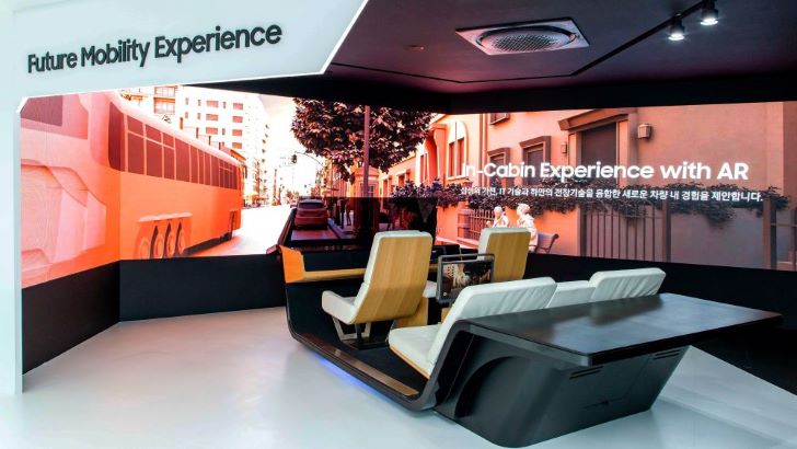 관람객들이 직접 참여할 수 있는 ‘증강현실(AR) 운전 경험 존’. 다양한 센서와 Vision AI 기반의 ADAS는 양생동물이나 장애물을 감지하고 도로 상황을 인식해 안전 주행을 지원한다.