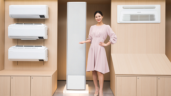 삼성전자 모델이 삼성 디지털프라자 삼성대치본점에서 '비스포크 무풍 시스템에어컨' 제품을 소개하고 있다.