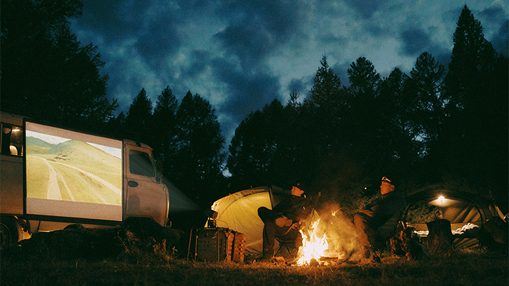 삼성전자가 글로벌 아웃도어 브랜드 헬리녹스(Helinox)와 함께 '더 프리스타일' 한정판 패키지를 출시한다. 더 프리스타일 한정판 패키지는 헬리녹스 전용 스킨을 적용한 본품과 배터리, 가방으로 구성된다.