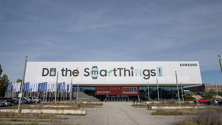 삼성전자가 오는 2~6일(현지시간) 독일 베를린 '메세 베를린(Messe Berlin)'에서 열리는 유럽 최대 가전전시회 'IFA 2022'에 앞서 삼성 단독 전시장이 마련된 '시티큐브 베를린(City Cube Berlin)' 건물 외관에 '스마트싱스'를 통한 새로운 소비자 경험을 강조하는 'Do the SmartThings'를 표현한 옥외 광고를 설치했다. '시티큐브 베를린'은 총 3층에 해당되는 건물로 2014년부터 삼성전자가 건물 전체를 단독으로 사용해 각종 전시는 물론 거래선 미팅, 내부 회의 등 다양한 목적으로 사용하고 있다.