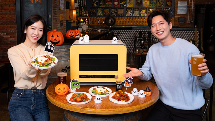 삼성전자가 연말까지 '비스포크 큐커'를 다채롭게 체험할 수 있는 '큐커 미식 페스티벌'을 진행한다. 삼성전자 모델이 이달 28일부터 30일까지 서울 성수동에 위치한 '어메이징 브루잉컴퍼니 성수 브루어리'에서 진행되는 핼러윈 미식파티를 소개하고 있는 모습.