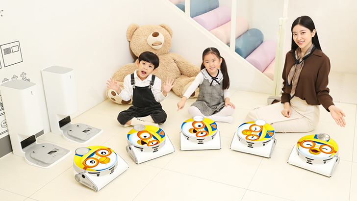 삼성전자가 로봇청소기 '비스포크 제트 봇 AI'에 적용하는 새로운 캐릭터를 '비스포크 제트 봇 AI 콜라보 서바이벌'을 통해 대거 공개했다. 잔망루피, 뽀로로, 꼬마버스 타요와 친구들, 미니특공대, 캐치! 티니핑, 메이플스토리. 붱철조교, 노티드, 블레오 등 총 9종의 캐릭터가 적용된 '비스포크 제트 봇 AI' 특별 패키지 이미지.