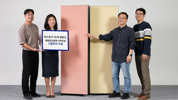 삼성전자 생활가전사업부 CX팀 이보나 상무와 팀원들이 인간공학디자인상 '그랑프리'를 수상한 비스포크 1도어 냉장고를 소개하고 있는 모습