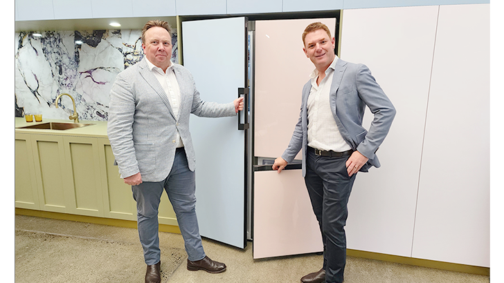 삼성전자가 호주 '비스포크 냉장고' 론칭을 기념해 11일 호주 시드니의 ‘선스튜디오 시드니(SUN STUDIOS SYDNEY)’에서 개최한 이벤트에서 삼성전자 호주법인 직원들이 비스포크 냉장고 제품을 소개하고 있다.