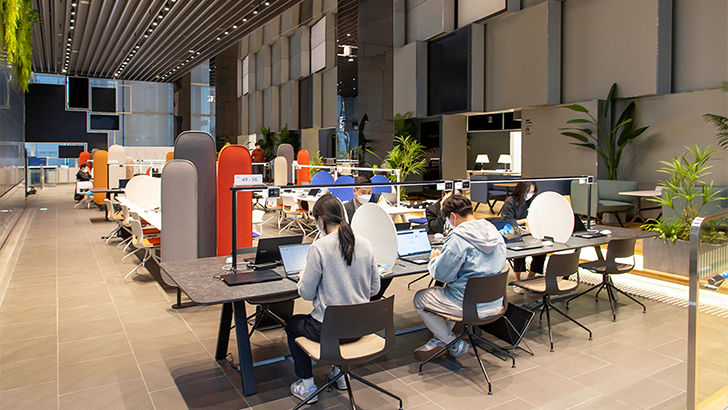 삼성전자가 자율적이고 유연한 근무 문화를 위해 사외 거점 오피스와 사내 자율 근무존을 17일부터 공식 운영한다. 삼성전자 거점 오피스 '딜라이트 서초'(서울 서초구)에서 임직원들이 근무하는 모습.