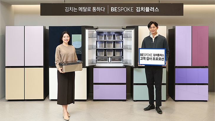 삼성전자 모델이 삼성 디지털프라자 대치본점에서 '김치는 메탈로 통하다' 프로모션을 소개하고 있다.