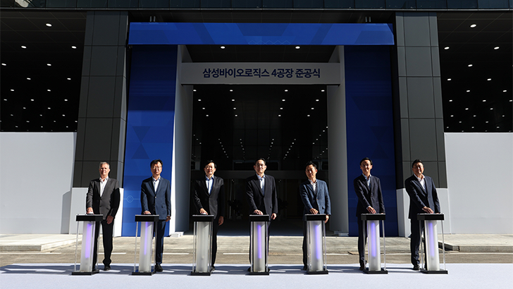 11일 세계 최대 바이오의약품 생산 시설인 삼성바이오로직스 제4공장 준공식에 참석한 이재용 부회장의 모습 (사진 가운데) 사진 왼쪽부터 피에 캐티뇰 삼성바이오로직스 제조센터장, 최성안 삼성엔지니어링 사장, 존 림 삼성바이오로직스 사장, 이재용 삼성전자 부회장, 고한승 삼성바이오에피스 사장, 노균 삼성바이오로직스 EPCV센터장, 제임스 박 삼성바이오로직스 글로벌영업센터장