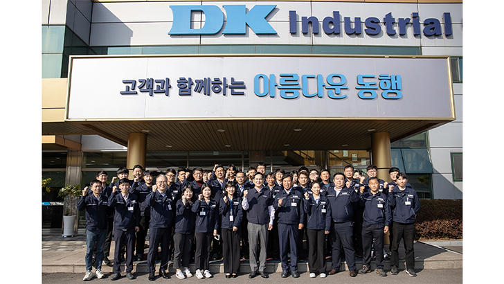 10월 28일 광주광역시에 위치한 삼성전자 협력회사 '디케이'에서 이재용 삼성전자 회장과 디케이 직원들이 기념 사진을 촬영하고 있다.