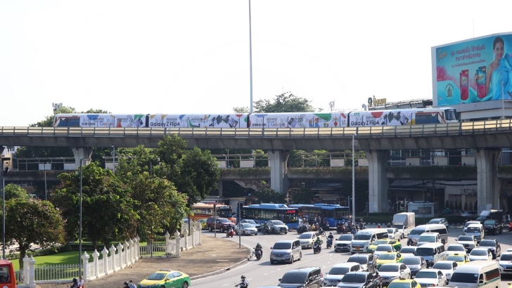 갤럭시 Z 플립4와 구글을 상징하는 다양한 앱 이미지로 랩핑된 태국 방콕 수쿰빗 라인 스카이 트레인