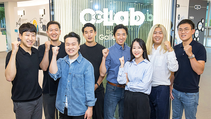 ‘C랩 인사이드’ 과제로 선정된 이후 지금까지 몸을 가누고, 일어서다 넘어지기를 무수히 반복하며 창업을 향한 걸음마를 연습해왔을 ‘블랙패럿’과 ‘어거스트랩’. 많은 사람들의 응원에 힘입어 마침내 첫발을 뗀 팀원들이 모두 함께 파이팅을 외치고 있다.