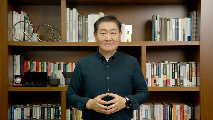 삼성전자가 15일부터 이틀간 삼성전자 서초사옥에서 '삼성 소프트웨어 개발자 콘퍼런스 2022'를 개최한다. 행사 첫날 삼성전자 한종희 대표이사 부회장이 영상을 통해 개회사를 하고 있다.