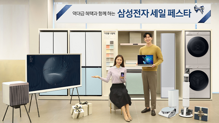 삼성전자 모델이 삼성 디지털프라자 서초본점에서 '삼성전자 세일 페스타'를 소개하고 있다.