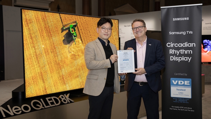 삼성전자 영상디스플레이사업부 용석우 부사장(왼쪽)과 스벤 오케(Sven Öhrke) VDE 마케팅·영업담당 사장이 지난 6일 미국 라스베이거스에서 '생체리듬 디스플레이' 인증서 전달식을 가졌다.
