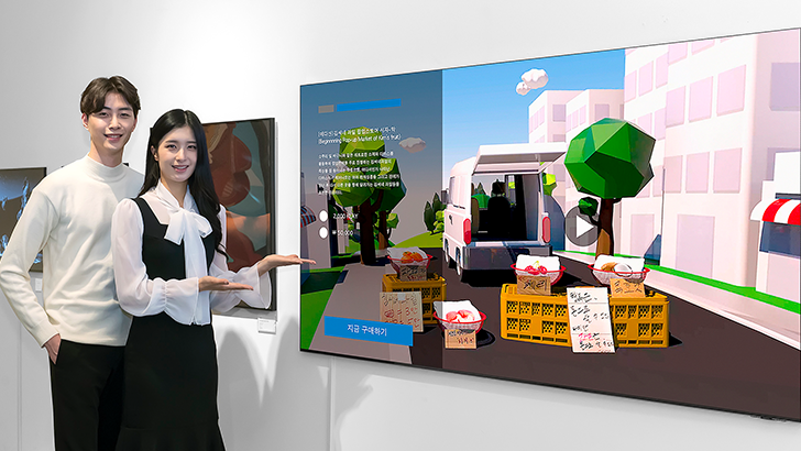 삼성전자 모델이 NFT 작품을 소개하고 있다.