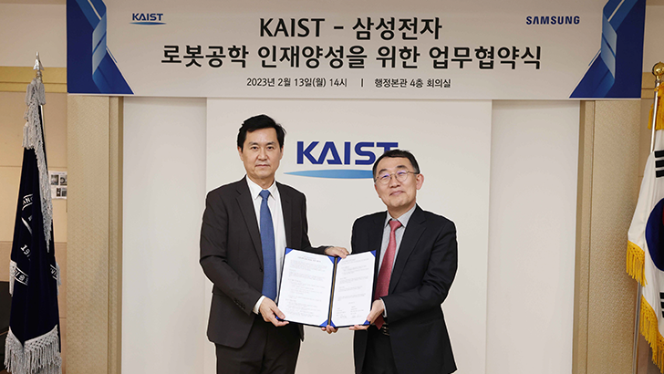 삼성전자와 KAIST가 13일 대전광역시 KAIST 본원에서 삼성전자 DX부문 CTO 전경훈 사장(사진 왼쪽)과 KAIST 이승섭 교학부총장 등이 참석한 가운데 '삼성전자 로보틱스 인재양성 프로그램' 신설 협약을 체결했다.