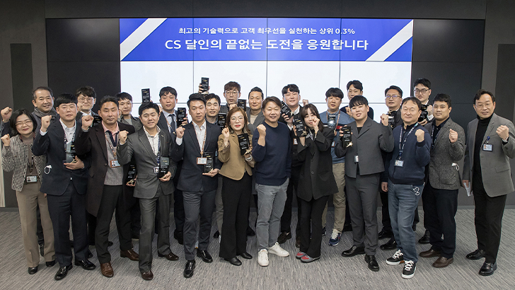 삼성전자서비스 대표이사 송봉섭 부사장(첫번째 줄 왼쪽에서 7번째)과 CS 달인 수상자 기념 촬영