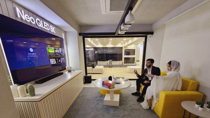 이라크 바그다드에 위치한 '스마트싱스 홈(SmartThings Home)'의 스마트 리빙존에서 스마트싱스(SmartThnigs)를 통해 Neo QLED 8K 화면 분할 기능을 체험하고 있는 모습