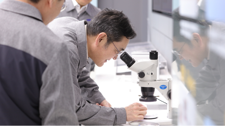 이재용 삼성전자 회장이 24일 중국 텐진에 위치한 삼성전기 사업장을 방문해 MLCC 생산 공장을 점검하는 모습