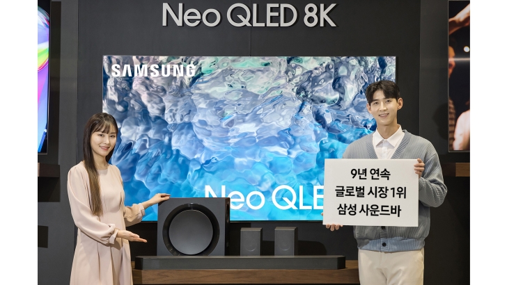 삼성전자 모델이 경기도 수원시에 위치한 삼성전자 수원 디지털시티에서 사운드바 9년 연속 글로벌 시장 1위 달성을 기념하며, 2023년형 사운드바 'HW-Q990C'와 2023년형 Neo QLED 8K 제품을 소개하고 있는 모습