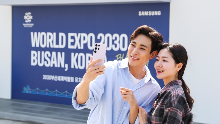 관람객들이 갤럭시 S23 시리즈로 사진 촬영을 하고 있다