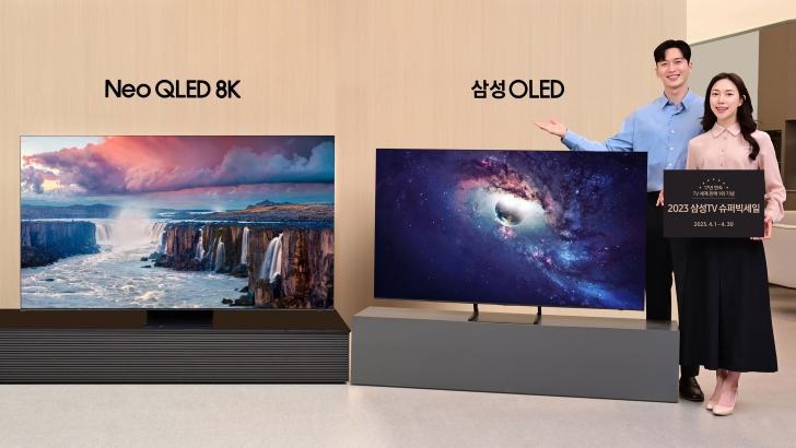 삼성전자 모델이 서울 대치동에 위치한 삼성스토어 대치점에서 '2023 삼성 TV 슈퍼빅세일'을 소개하고 있는 모습. 삼성전자는 4월 한달 간 17년 연속 TV 세계 판매 1위 달성을 기념해 2023년형 Neo QLED 신제품 구매 시 혜택을 제공하고, OLED 신규 라인업 사전판매를 진행한다. ※ 제품은 Neo QLED 8K 75형(좌)과 OLED 65형