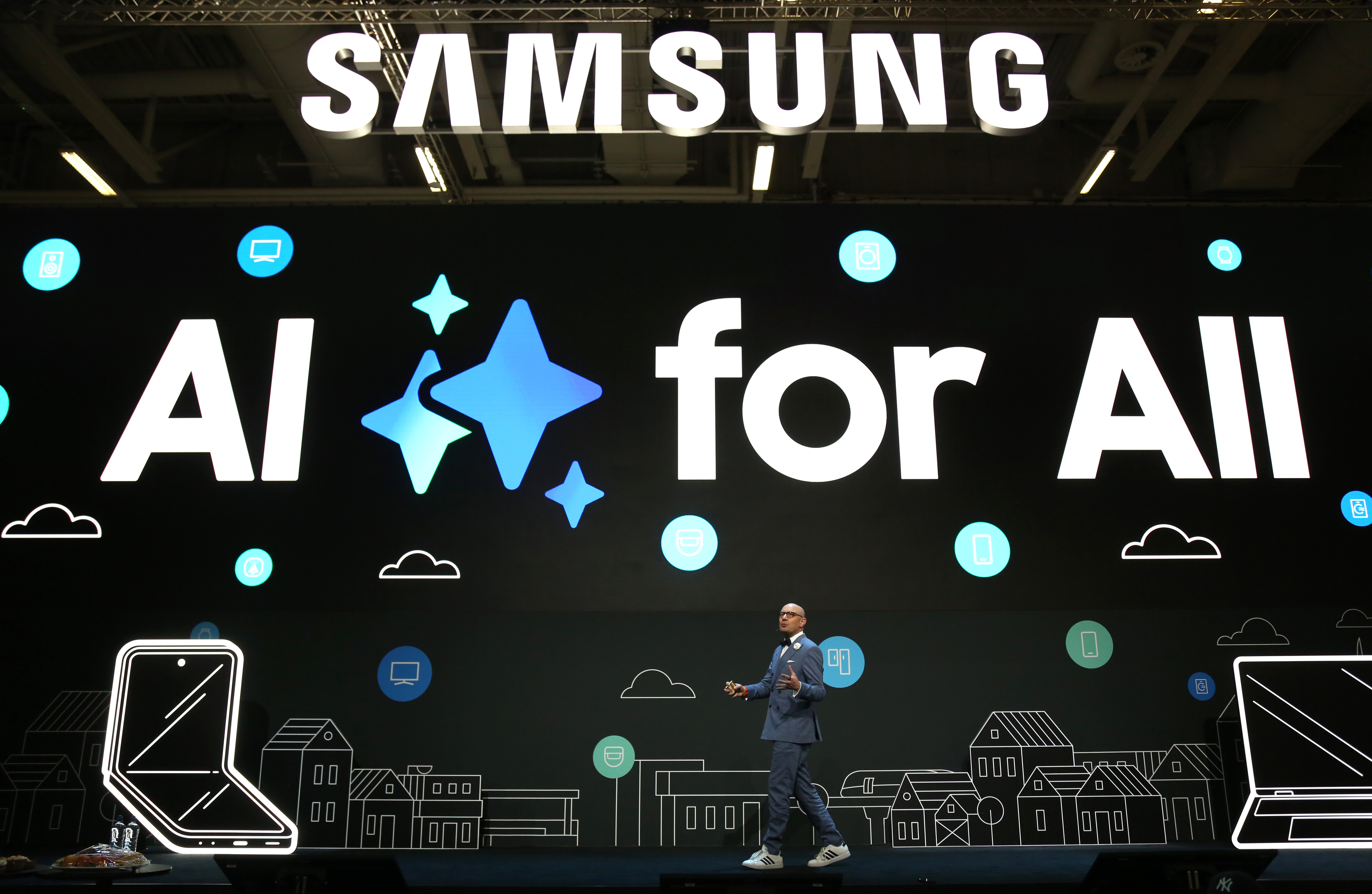 02-Benjamin-Braun-emphasizes-Samsung-AI-for-All-vision-at-IFA-2024.jpg