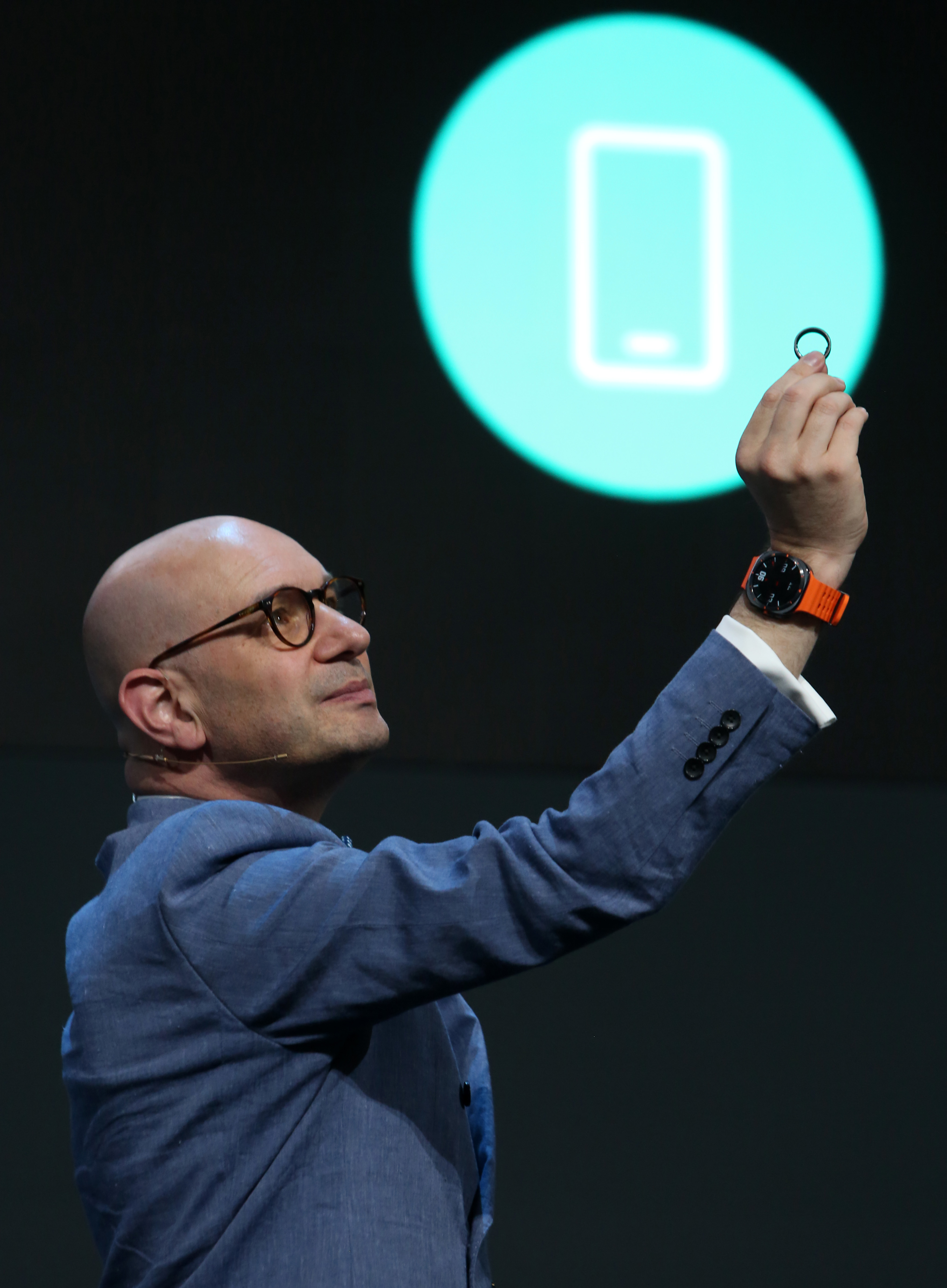 03-Samsung-Europe-CMO-Benjamin-Braun-shows-off-Galaxy-Ring-at-IFA-2024.jpg