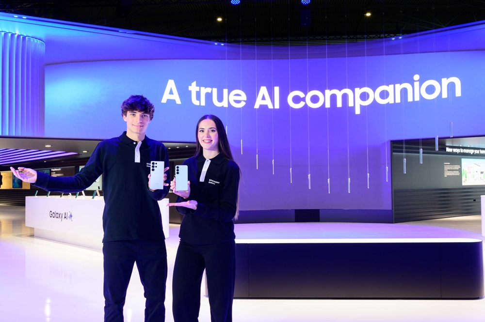 MWC25에 마련된 삼성전자 전시부스에서 삼성전자 모델들이 전시 부스를 소개하는 모습 1