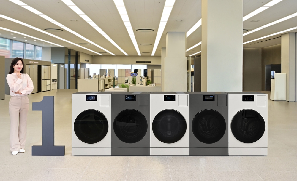 삼성전자 모델이 누적 판매량 10만 대를 돌파한 '삼성전자 AI 콤보' 세탁건조기를 소개하고 있다. 
