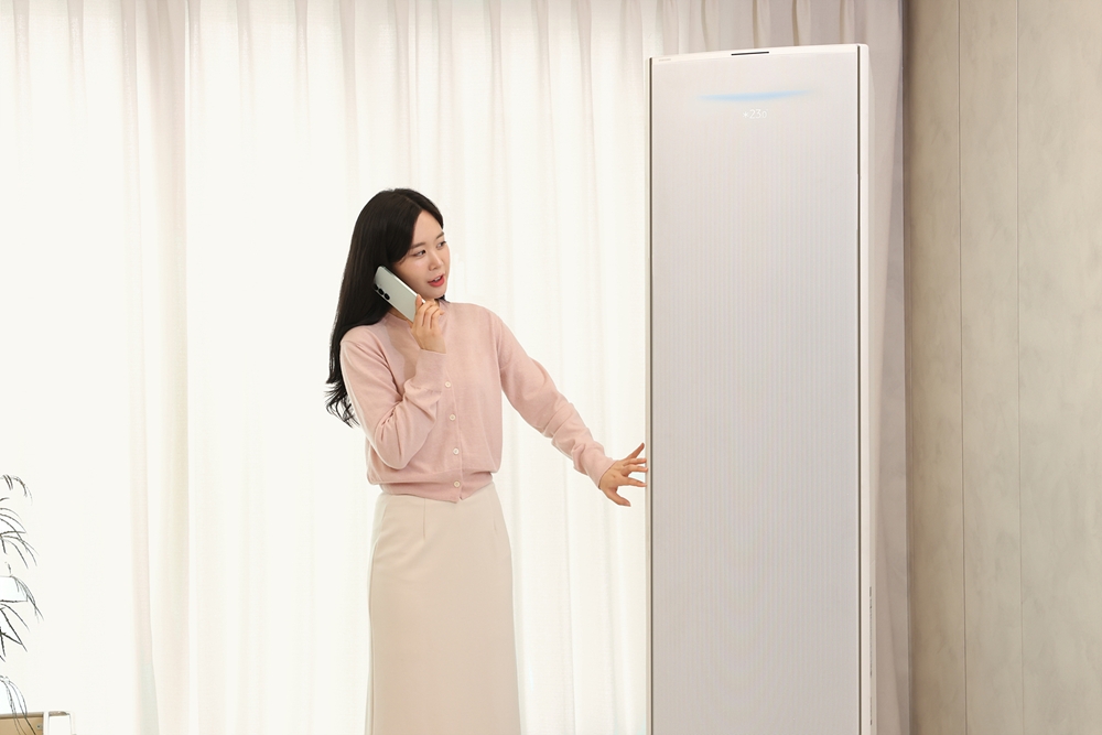 삼성 'AI 구독클럽' 가입 고객이 'AI 사전 케어 알림' 서비스를 받고 제품을 살펴보고 있다.