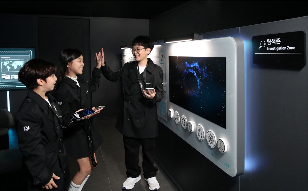 키자니아 서울 'AI 비밀 본부 체험관'에서 키자니아 어린이 의회 의원들이 '갤럭시 S25 시리즈'를 활용해 미션을 수행하고 있다.