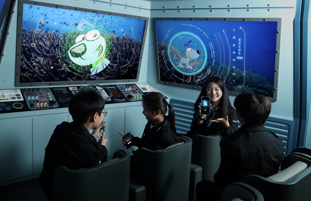 키자니아 서울 'AI 비밀 본부 체험관'에서 키자니아 어린이 의회 의원이 'AI 오디오 지우개'로 영상 속 소음을 빠르게 편집하고 있다.