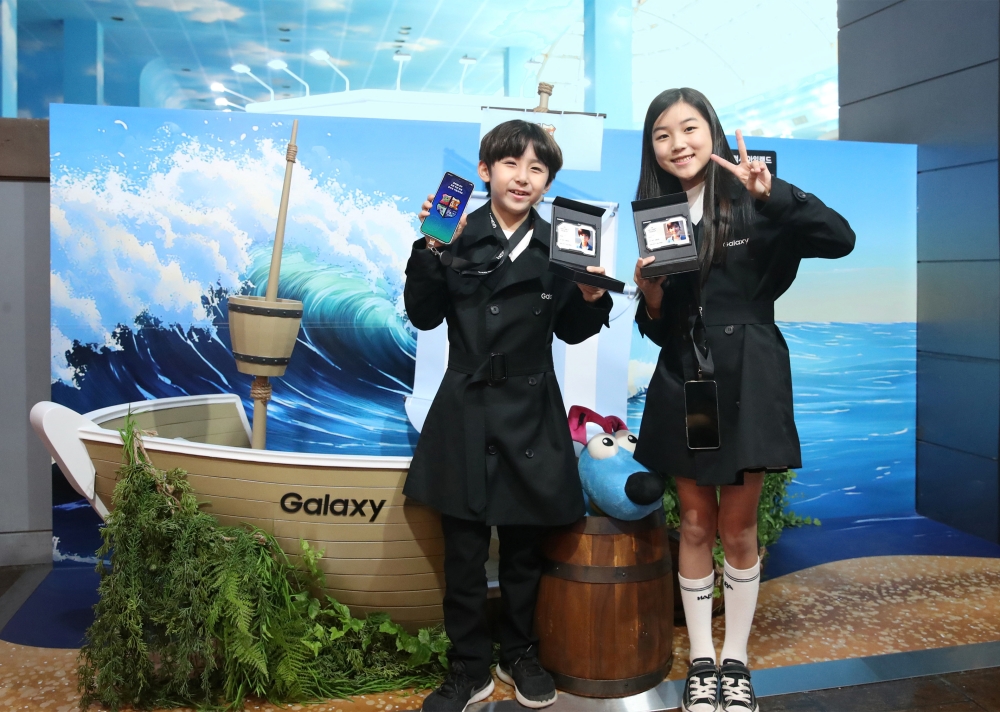 키자니아 서울 'AI 비밀 본부 체험관'의 '갤럭시 아일랜드'에서 키자니아 어린이 의회 의원들이 미션을 완료하고 인증샷을 촬영하고 있다.