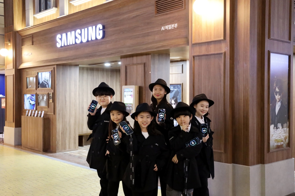 부산 해운대에 위치한 '키자니아 부산'에 새로 문을 연 'AI 비밀 본부 체험관'에서 키자니아 어린이 의회 의원들이 인증 사진을 촬영하고 있다.