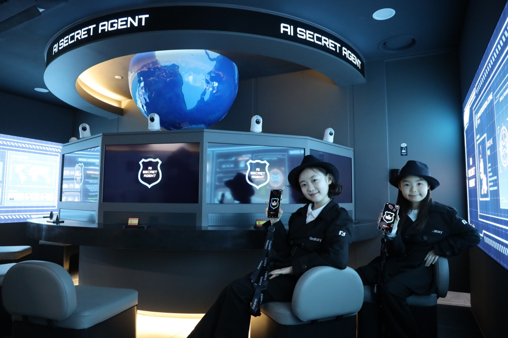키자니아 부산 'AI 비밀 본부 체험관'에서 키자니아 어린이 의회 의원들이 '갤럭시 S25 시리즈'를 활용해 미션을 수행하고 있다.