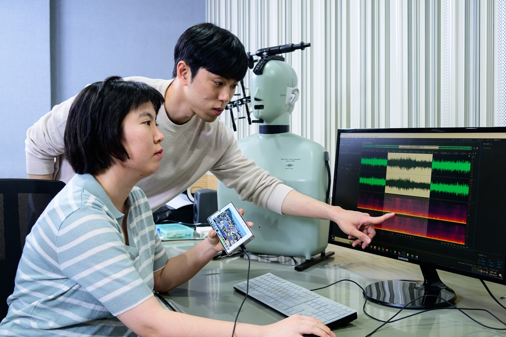 삼성전자 연구진이 오디오 기술을 개발하는 모습