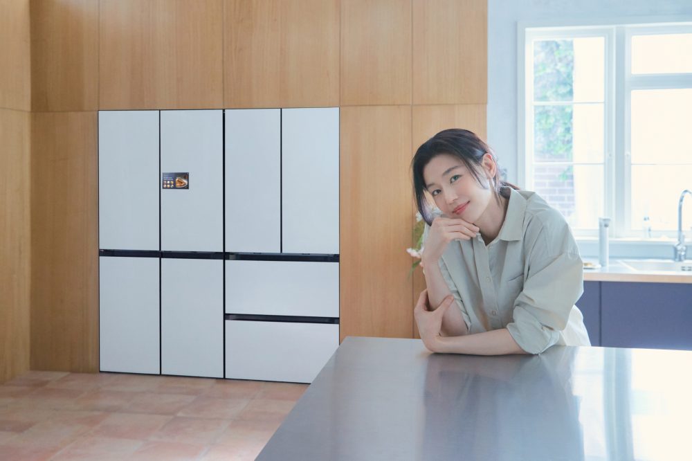 삼성전자의 'AI 가전 트로이카' 캠페인에 참여하는 배우 전지현