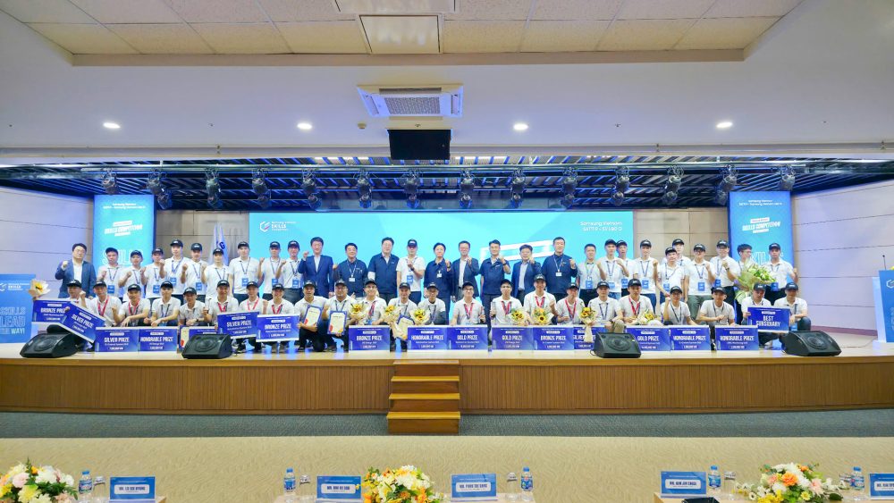 9.-Các-đại-biểu-và-thí-sinh-tại-Lễ-bế-mạc-Cuộc-thi-Tay-nghề-Samsung-Việt-Nam-2025-1000x563
