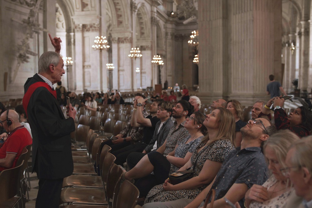 사전 행사에서 오라캐스트와 함께 선명한 사운드를 경험하고 있는 참석자들 1