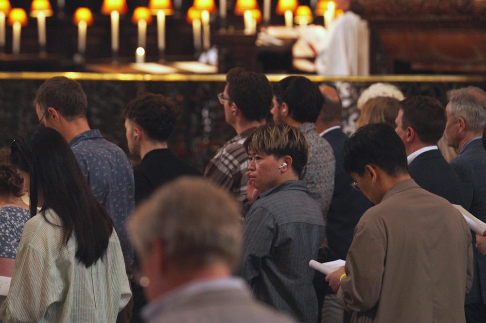 사전 행사에서 오라캐스트와 함께 선명한 사운드를 경험하고 있는 참석자들 2