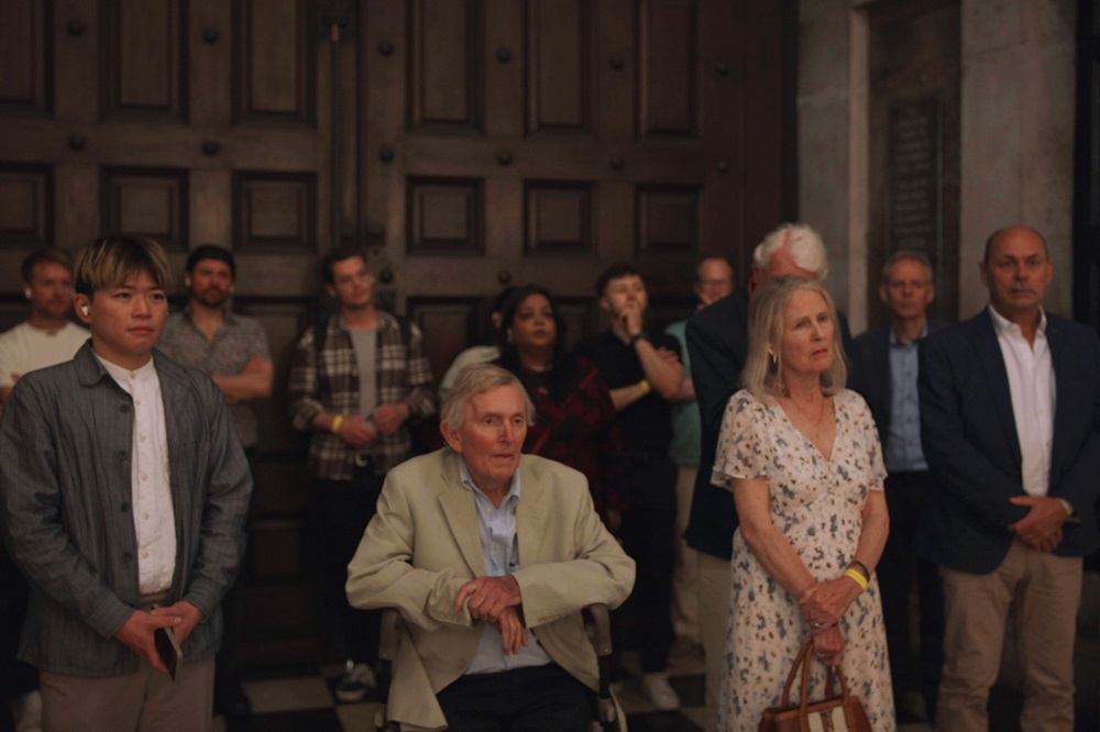 사전 행사에서 오라캐스트와 함께 선명한 사운드를 경험하고 있는 참석자들