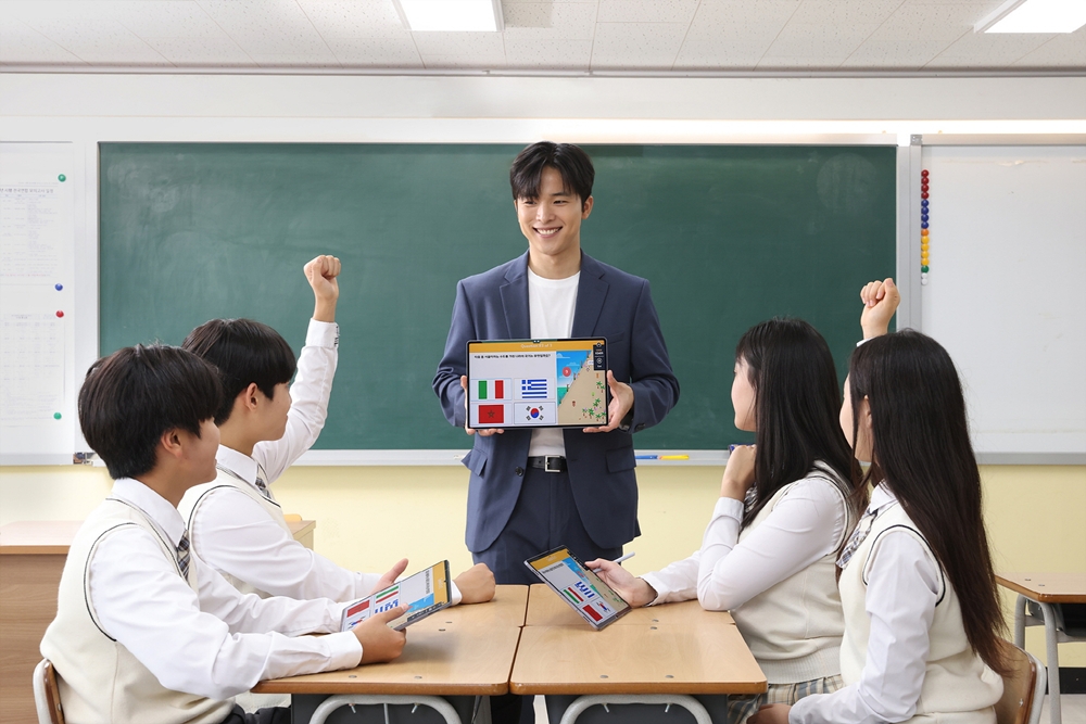 갤럭시 탭으로 만든 퀴즈를 학생들과 함께 풀어보는 모습