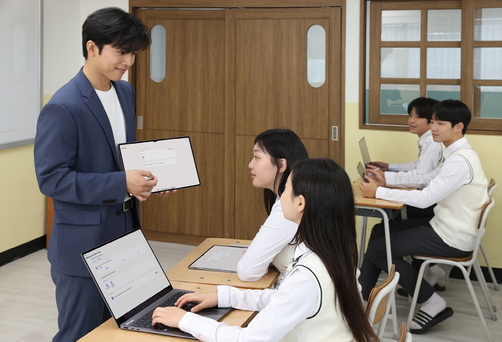 학습 자료를 '퀵쉐어'로 학생들에게 공유하는 모습