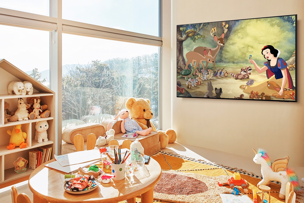삼성 아트 스토어 디즈니 컬렉션에 포함된 '백설공주와 일곱 난쟁이(Snow White And the Seven Dwarfs: Snow White Befriends Forest Animals)' 라이프스타일 이미지